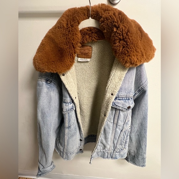 Levi’s Oversized Sherpa Trucker Jacket - Picture 7 of 7